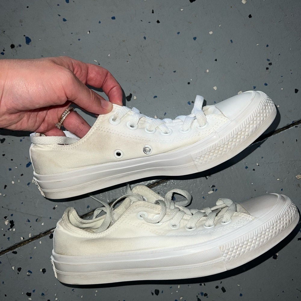 white converse - Picture 2 of 4